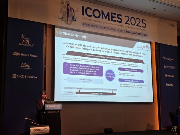 ICOMES 2025 런천 심포지엄에서 한양의대 홍상모 교수가 발표하는 모습.