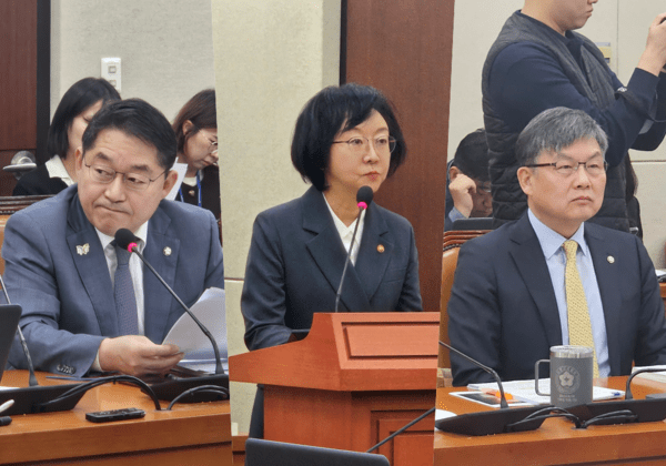 (왼쪽부터) 박희승 더불어민주당 의원, 오유경 식품의약품안전처장, 김윤 더불어민주당 의원. 사진=김원정 기자