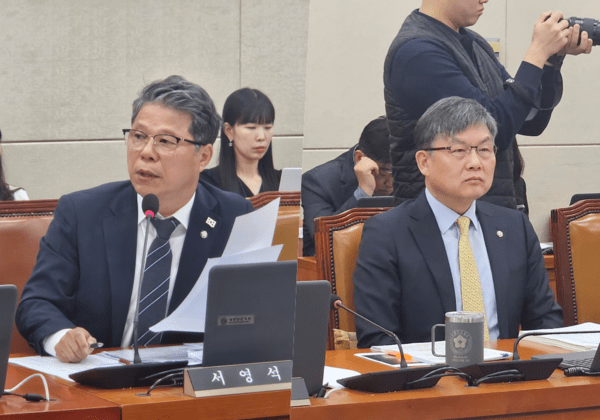 (왼쪽부터) 서영석 더불어민주당 의원, 김윤 더불어민주당 의원. 사진=김원정 기자
