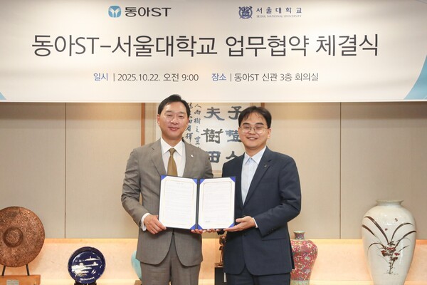 동아ST-서울대학교 첨단융합학부 AI 기반 신약 개발 업무협약 체결식에서 동아에스티 정재훈 사장(왼쪽)과 서울대학교 첨단융합학부 김경수 교수가 기념사진을 촬영하고 있다. 사진=동아ST 제공