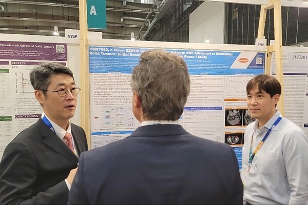 서울대병원 혈액종양내과 김범석 교수(왼쪽)와 한미약품 ONCO임상팀 이동준 선임연구원(오른쪽)이 지난 19일(현지시각) 독일 베를린에서 열린 유럽종양학회(ESMO Congress 2025)에서 차세대 표적항암 혁신신약으로 개발 중인 HM97662의 임상 1상 연구 내용을 토대로 참석자에게 설명하고 있다. 사진=한미약품 제공
