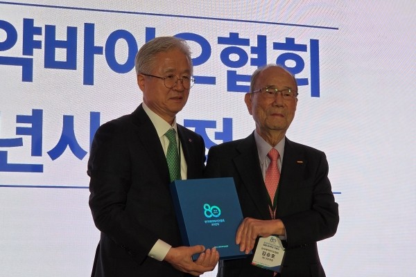 (왼쪽부터) 조욱제 홍보편찬위원장(유한양행 대표이사 사장)과 김승호 한국제약바이오협회 제13대 회장이 '한국제약바이오협회 80년사' 헌정식 후 포즈를 취하고 있다. 사진=이정수 기자