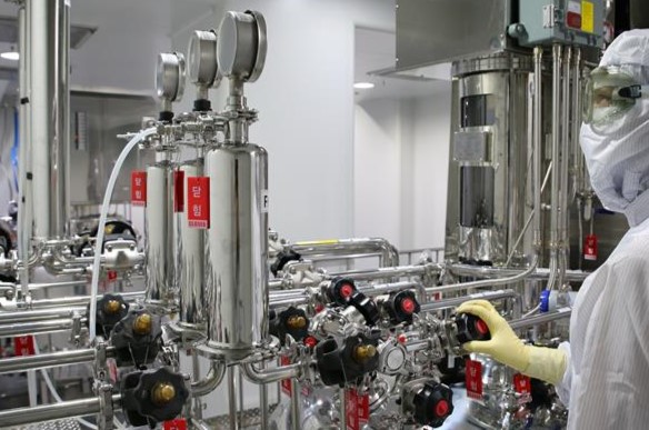 한미정밀화학 연구원이 고품질 원료의약품 생산을 위한 공정을 수행하고 있다. 제공=한미약품