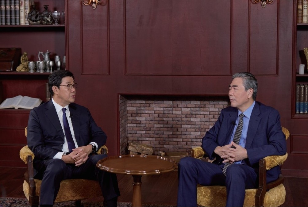 (왼쪽부터) 한국제약바이오협회 노연홍 회장과 이관순 미래비전위원장. 출처=한국제약바이오협회 80년사