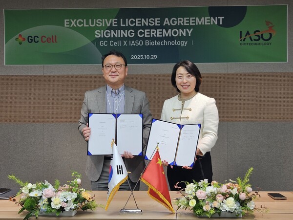 (왼쪽부터) 원성용 지씨셀 대표, 장진화(Jinhua Zhang) 이아소 바이오테크놀로지 대표. 제공=지씨셀