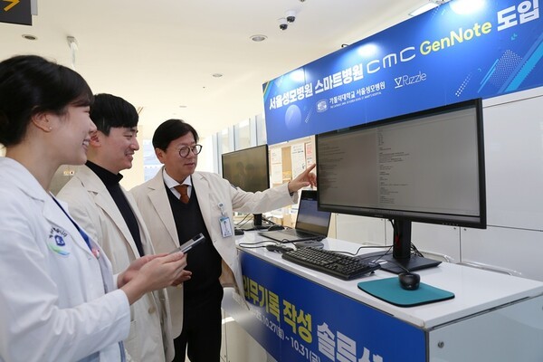 이지열 서울성모병원장(가장 우측)이 비뇨의학과 신동호 교수, 류승아 전공의(가장 좌측)와 함께 'CMC GenNote'를 사용하고 있다. 제공=서울성모병원.