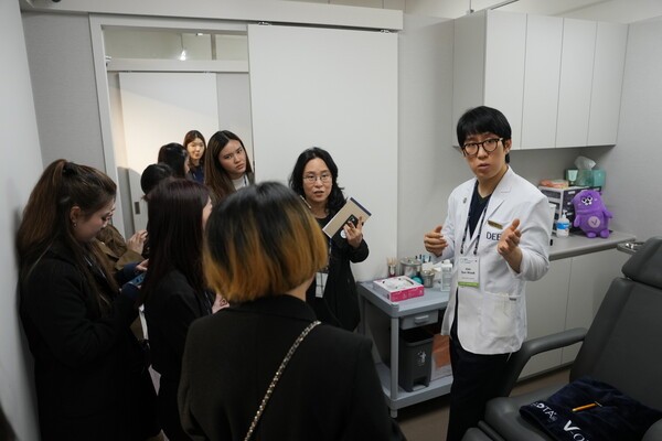 나보타 마스터 클래스에서 한국 의료 현장 투어가 진행되고 있다.