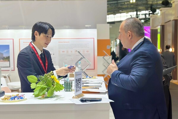 대웅제약 부스에서 해외 바이어와 논의하고 있는 모습