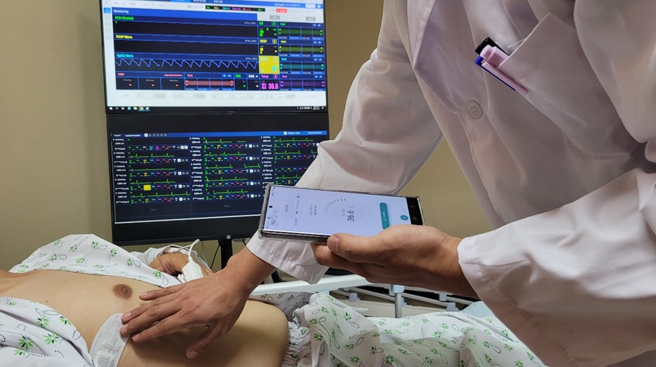 의료진이 체온패치 측정 결과를 확인하는 모습. 사진=씨어스테크놀로지