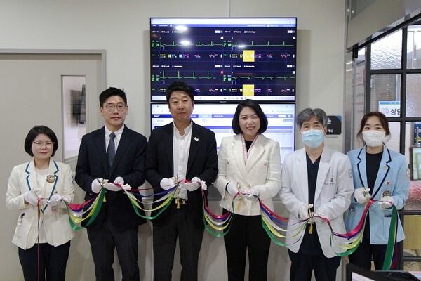 동탄시티병원과 대웅제약, 씨어스테크놀로지 임직원이 씽크가 설치된 병동에서 기념사진을 찍고 있다.