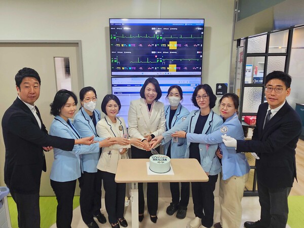 동탄시티병원과 대웅제약, 씨어스테크놀로지 임직원이 씽크 도입 기념 케이크 커팅식을 하고 있다.