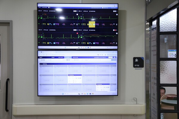 병동에 설치된 싱크 시스템(모니터)