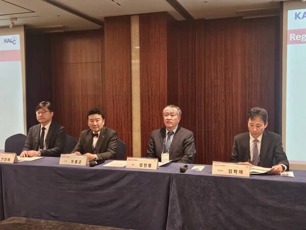 (왼쪽부터)대한폐암학회 오인재 학술이사, 우홍균 이사장, 강진형 회장, 김학재 총무이사. 사진=김원정 기자