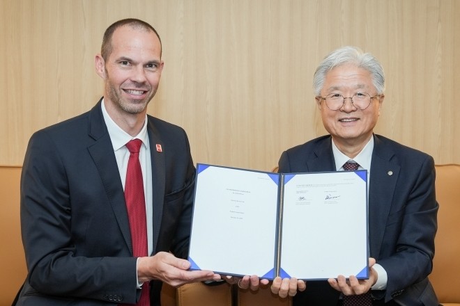(왼쪽부터) 크리스찬 로드세스 한국얀센 대표이사, 조욱제 유한양행 대표이사. 제공=유한양행