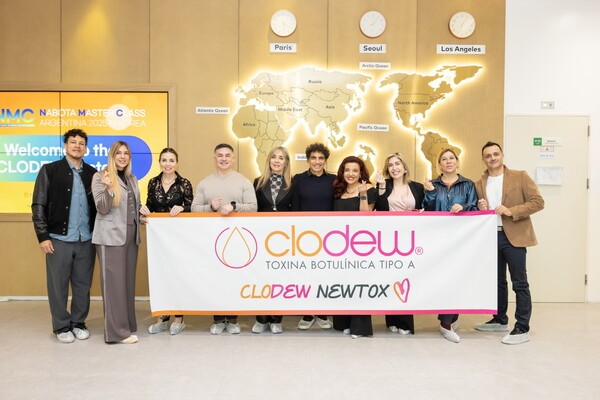 나보타 마스터 클래스에 참여한 아르헨티나 의료진이 대웅제약 공장에서 기념 사진을 촬영하고 있다