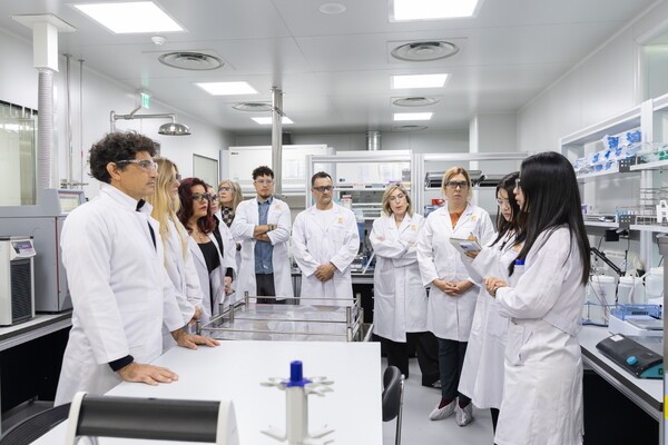 나보타 마스터 클래스에 참여한 아르헨티나 의료진이 나보타 생산시설을 둘러보고 있다.