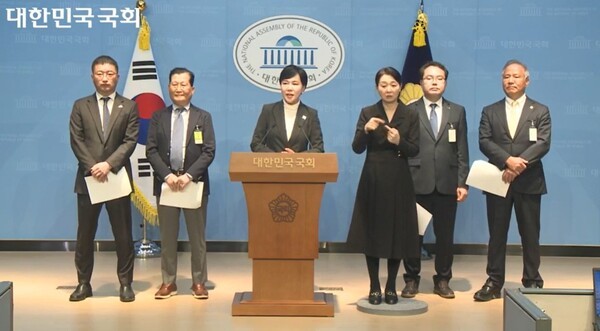 더불어민주당 전현희 수석 최고위원이 의료법·약사법 개정안에 대해 설명하고 있다. 출처=국회