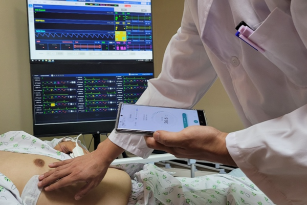 의료진이 체온패치 측정 결과를 확인하는 모습. 제공=씨어스테크놀로지