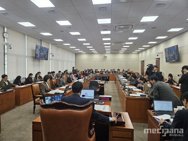 국회 보건복지위원회가 전체회의를 진행하고 있다. 사진=김원정 기자