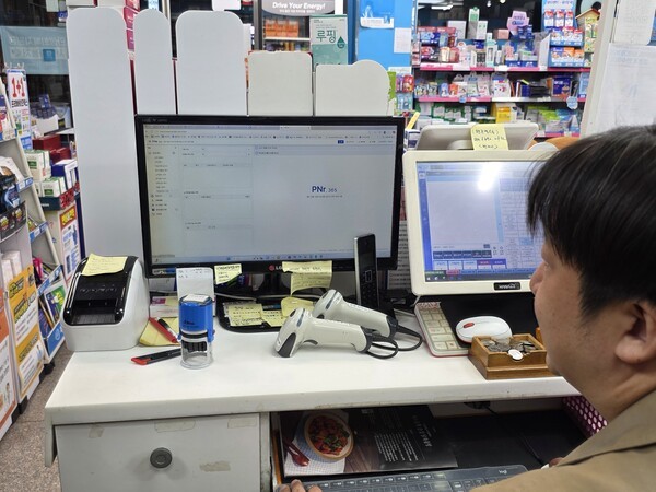 이형우 노원구약사회 부회장이 약국에서 PNr.365 프로그램을 시연하고 있다. 사진=조해진 기자