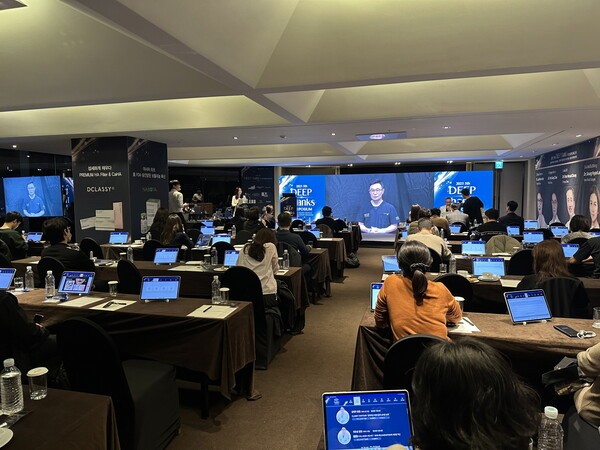 대웅제약과 DNC 에스테틱스가 개최한 딥 심포지엄에서 라이브 시술 이원생중계 프로그램이 운영되고 있다.