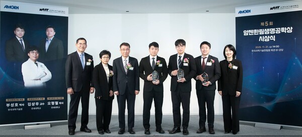 (왼쪽부터) 한국과학기술한림원 유상열 포상위원장, 김성진 총괄부원장, 정진호 원장, 부성호 박사, 김상우 교수, 오형철 박사, 암젠코리아 신수희 대표. 제공=암젠코리아