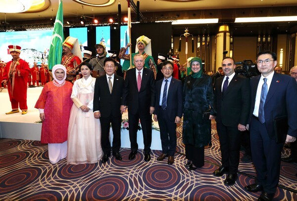 양국 정부 및 기업 관계자들이 기념촬영을 하고 있다. 사진 좌측부터 튀르키예 영부인 에미네 에르도안 여사, 영부인 김혜경 여사, 이재명 대통령, 레제프 타이이프 에르도안 튀르키예 대통령, 김승주 SK플라즈마 대표, 파트마 메릭 일마즈 튀르키예 적신월사 총재, 메흐메트 파티흐 카치르 튀르키예 산업‧기술부 장관, 정연두 주튀르키예 대사. 사진= SK플라즈마