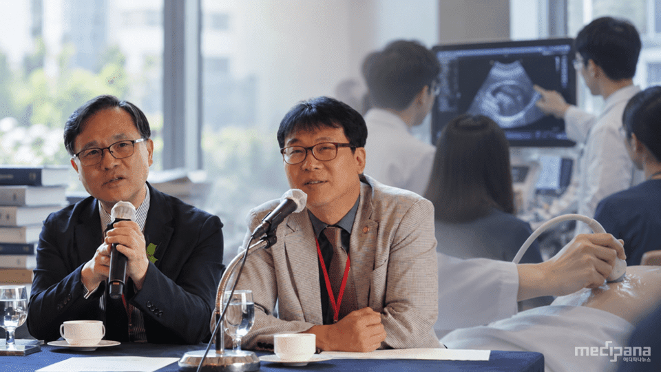 한국초음파학회가 전공의와 개원의를 대상으로 초음파 술기교육을 강화하고 있다. (왼쪽부터) 이규철 회장, 곽경근 이사장. 사진=박으뜸 기자, AI 이미지 생성