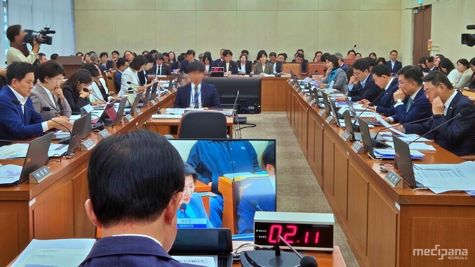 신약 육성부터 약 배송·관리까지...복지위, 제도 보완 주문 - 뉴스 썸네일 이미지