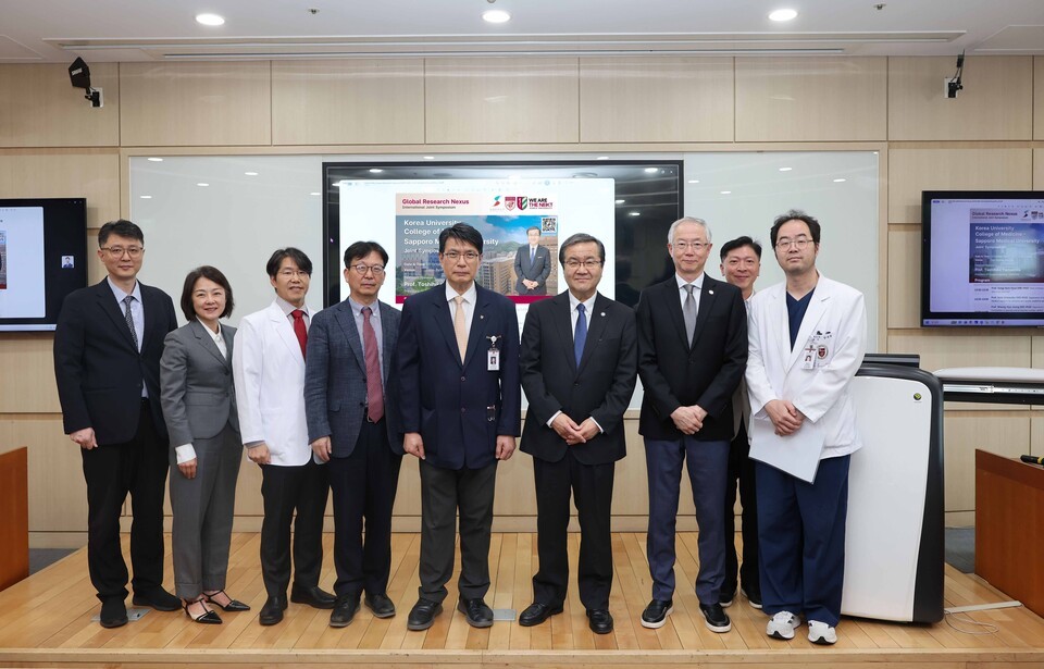 고려의대는 최근 일본 삿포로 의과대학과 공동 심포지엄을 개최했다. (왼쪽부터) 고려대 의대 황선욱 연구부학장, 이영미 교수, 정웅교 교수, 김현수 교무부학장, 편성범 의과대학장, 삿포로 의대 야마시타 도시히. 제공=고려의대